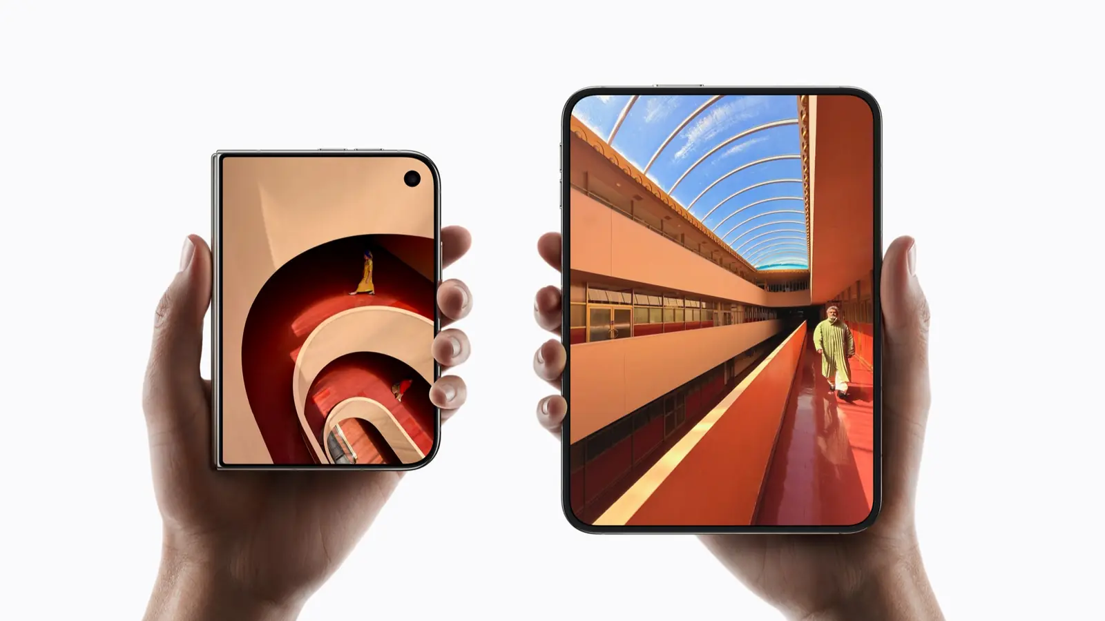 iPhone Duo zusammengeklappt und aufgeklappt in zwei Händen