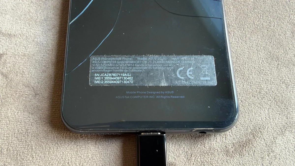 ASUS ZenFone 5Z (Z01RD) – Display zertrümmert, defekt – Foto 1 von 4