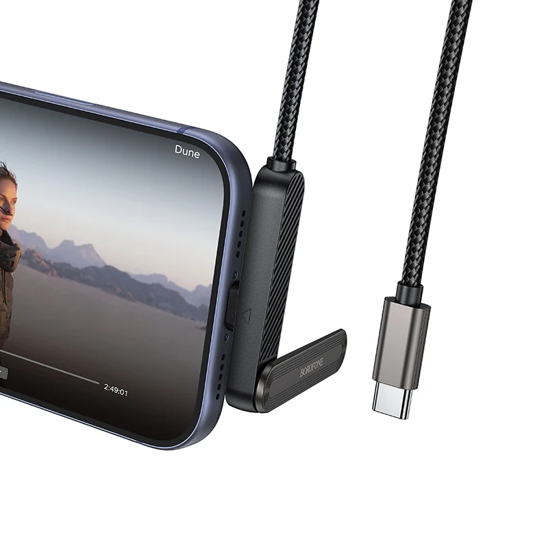 Der geklappte Stecker stützt das Telefon