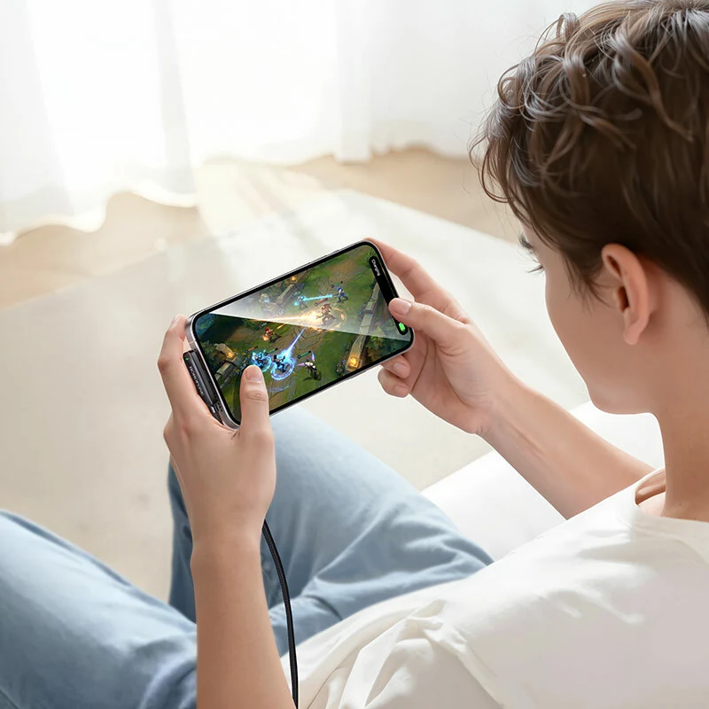 Beim Spielen im Querformat liegt das Kabel neben der Hand
