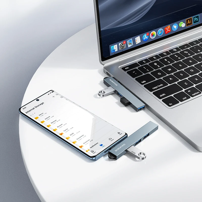 USB-C Hub am Notebook auf dem Schreibtisch