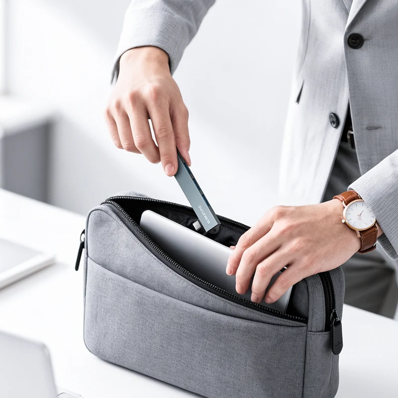 Der 14 Gramm leichte Hub passt in die Laptoptasche
