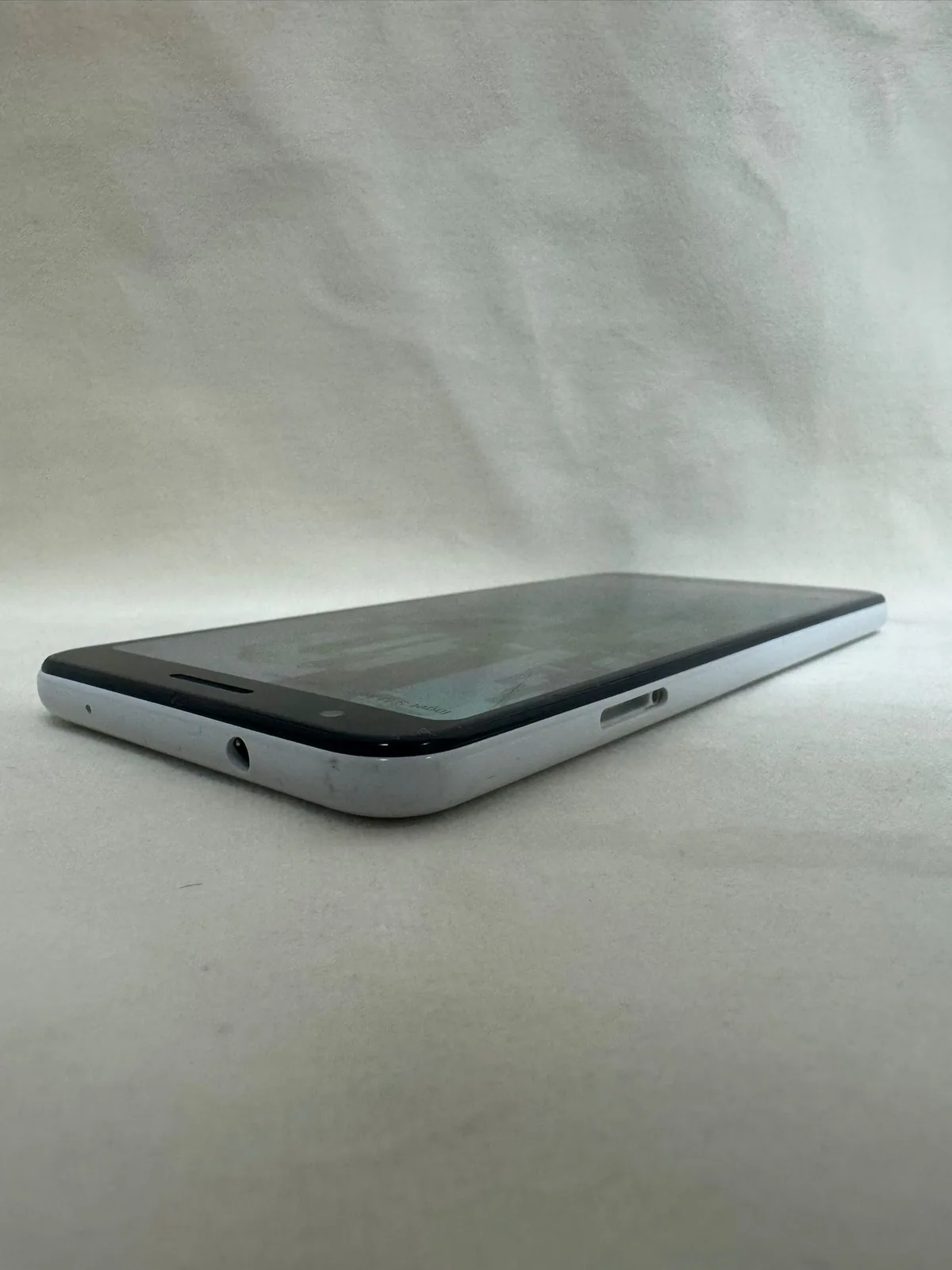 Google Pixel 3a Clearly White – defekt (Bastlergerät) – Foto 4 von 5