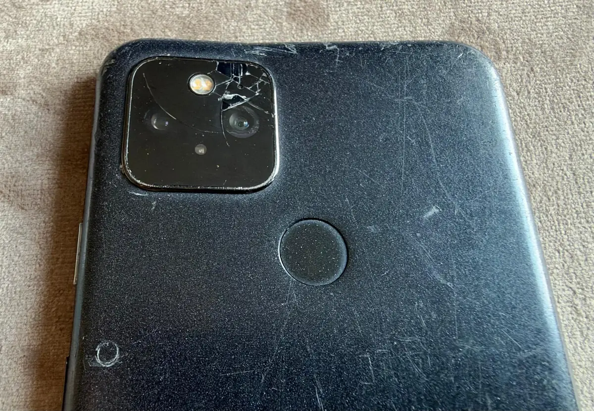 Google Pixel 4a 5G Just Black – Display zertrümmert, defekt (Bastlergerät) – Foto 4 von 4