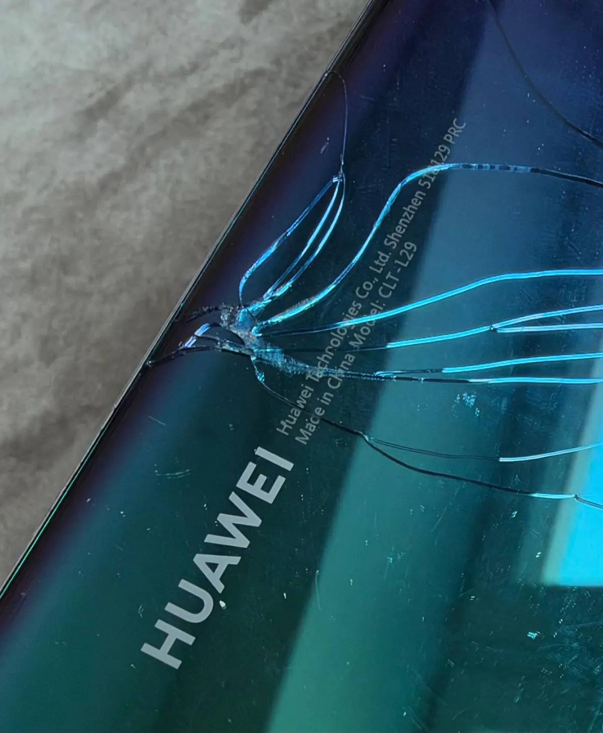 Huawei P20 Pro (CLT-L29) Emerald Green – Risse in Deck- und Rückglas, defekt (Einzelstück) – Foto 1 von 6
