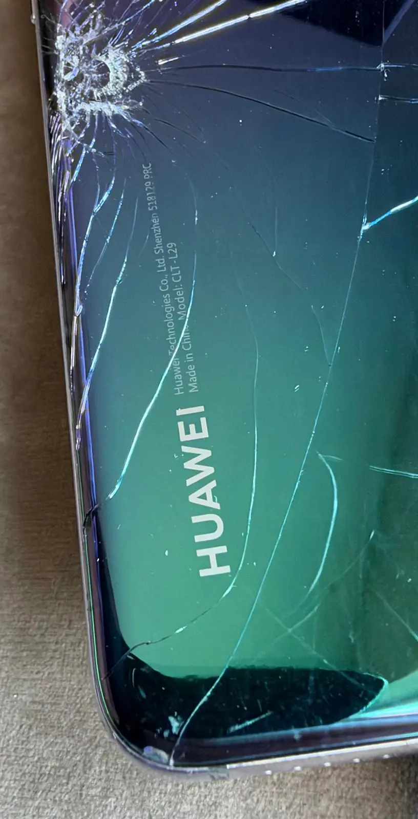 Huawei P20 Pro (CLT-L29) Emerald Green – Risse in Deck- und Rückglas, defekt (Einzelstück) – Foto 6 von 6