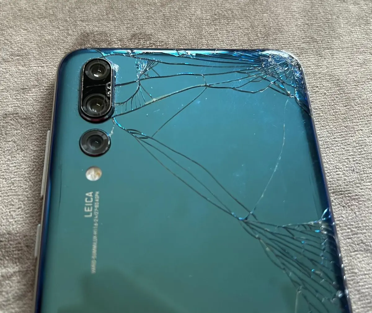Huawei P20 Pro (CLT-L29) Emerald Green – Display und Rückglas zertrümmert, defekt – Foto 3 von 6