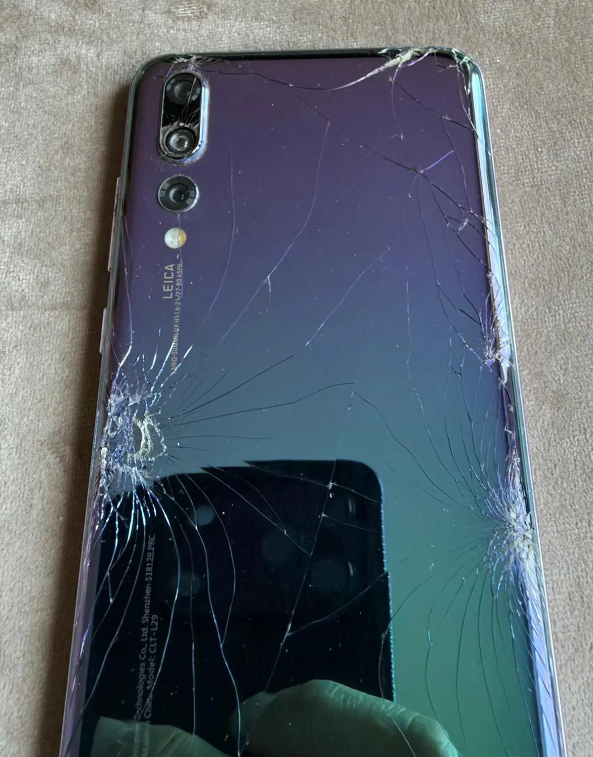 Huawei P20 Pro (CLT-L29) Twilight – Rückglas und Display gebrochen, defekt (Einzelstück) – Foto 2 von 3