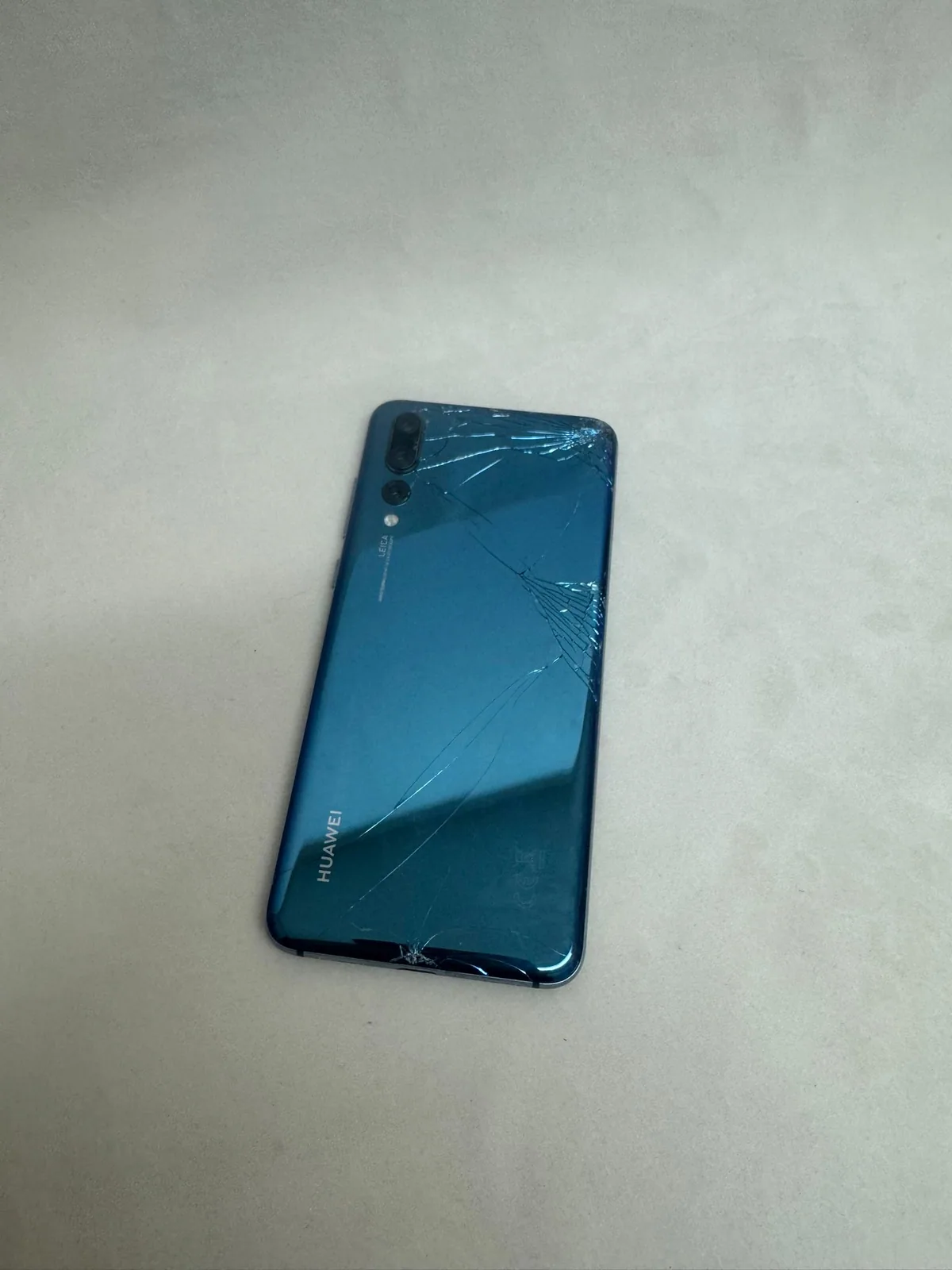 Huawei P20 Pro Midnight Blue – Rückglas gebrochen, defekt (Bastlergerät) von Huawei – neu kaufen bei Valmento