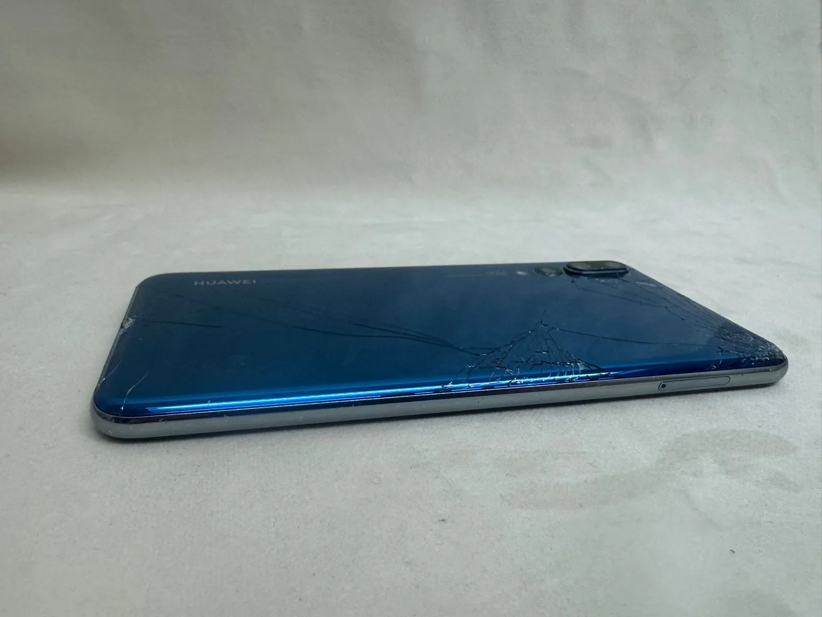 Huawei P20 Pro Midnight Blue – Rückglas gebrochen, defekt (Bastlergerät) – Foto 3 von 4