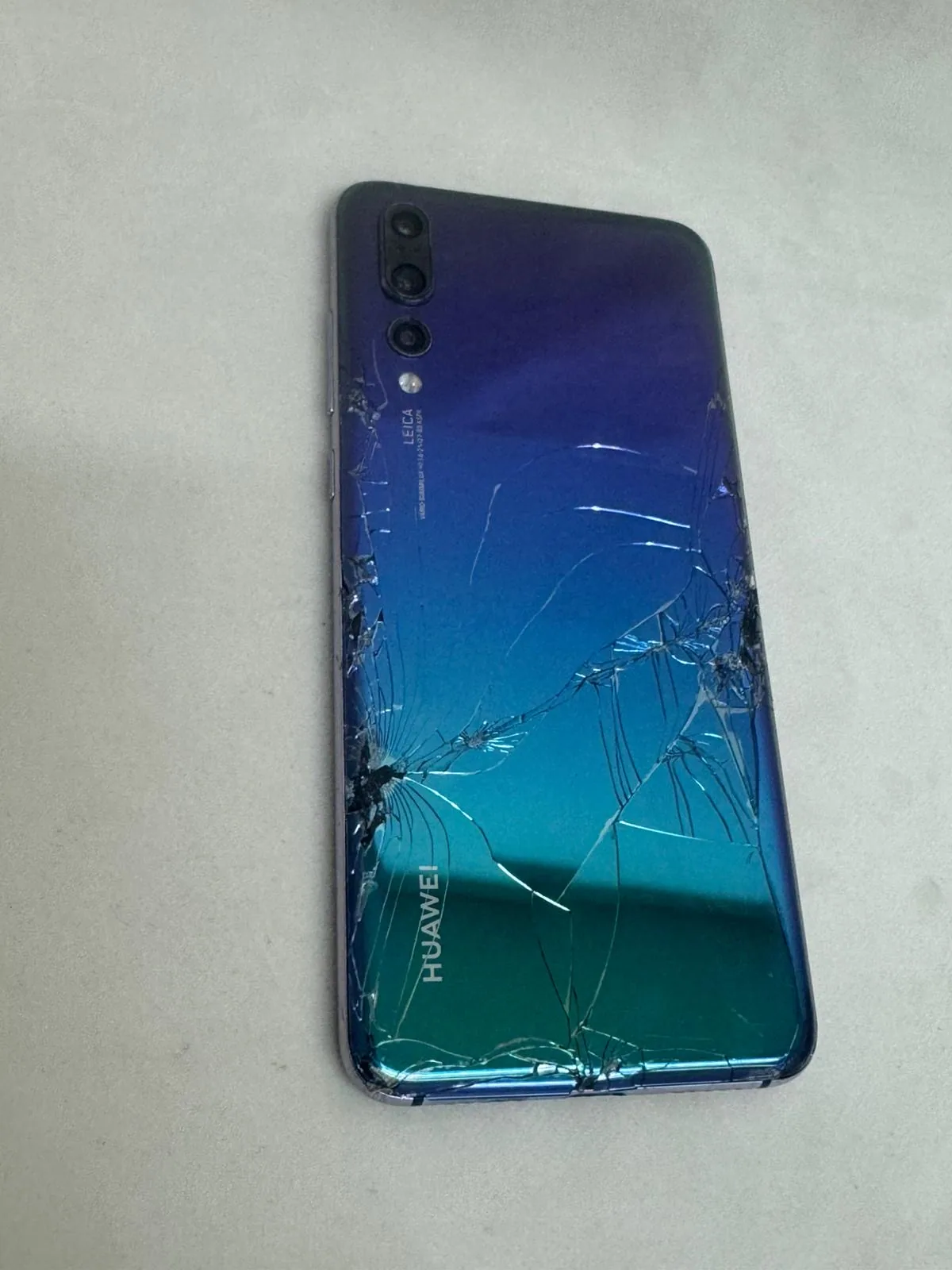 Huawei P20 Pro Twilight – Rückglas gebrochen, defekt (Bastlergerät) – Foto 1 von 4