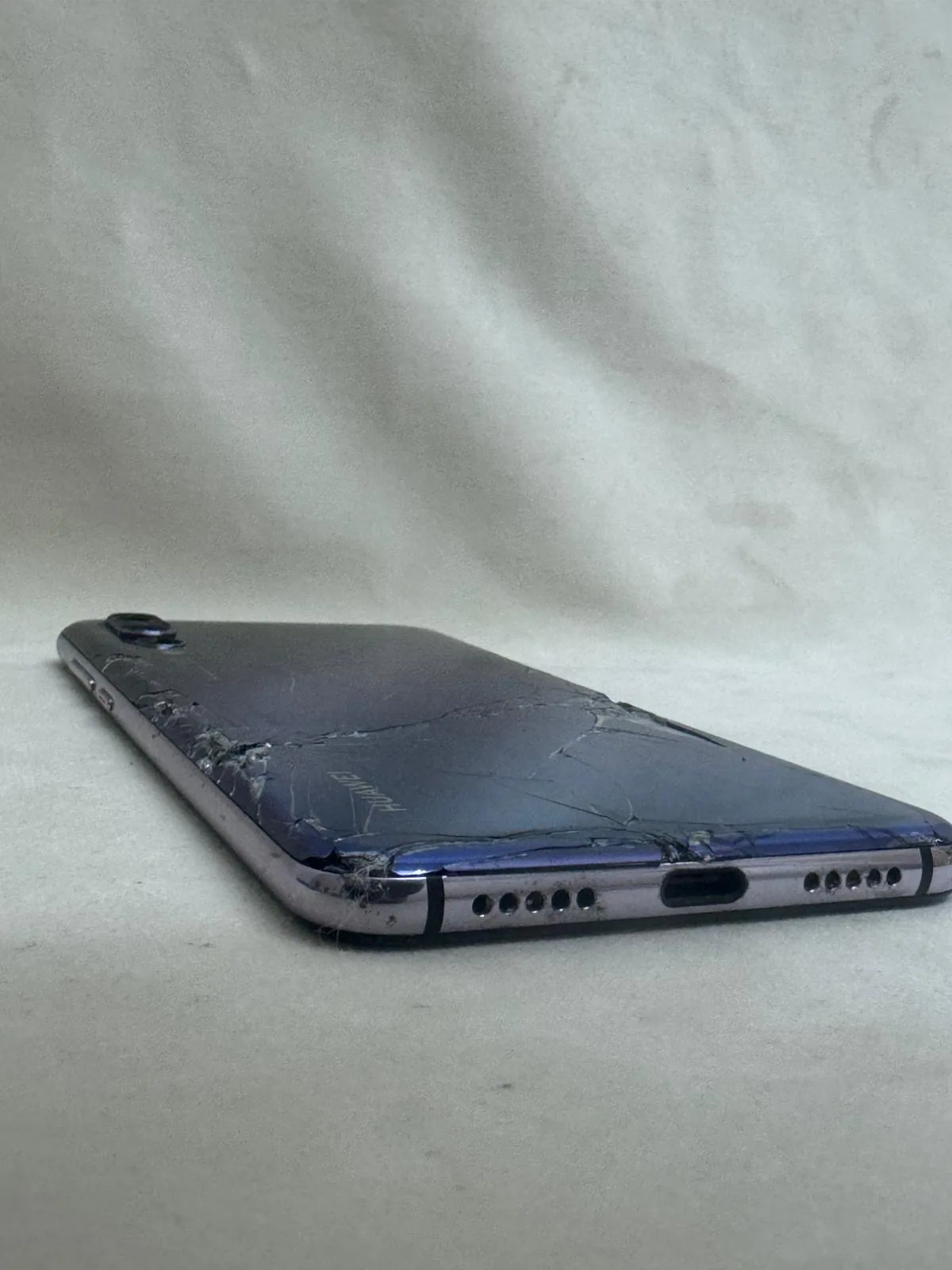 Huawei P20 Pro Twilight – Rückglas gebrochen, defekt (Bastlergerät) – Foto 3 von 4