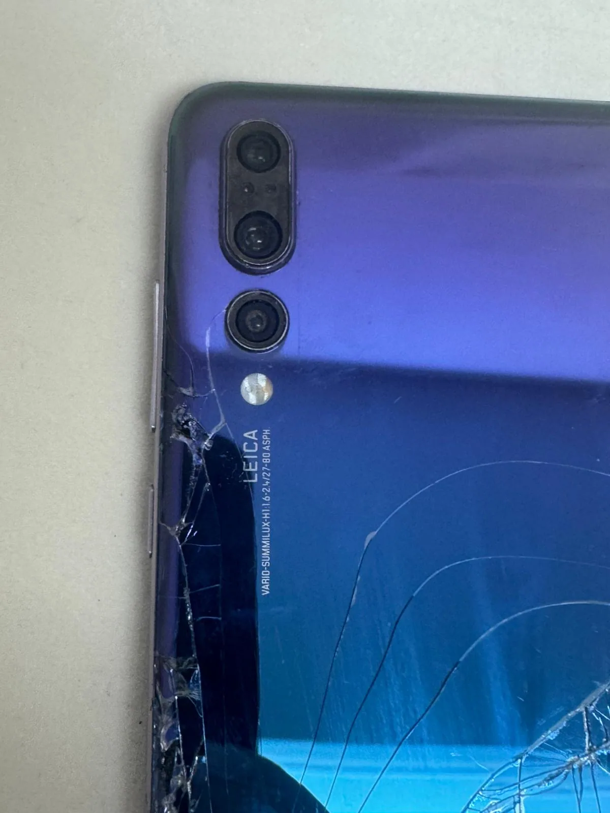 Huawei P20 Pro Twilight – Rückglas gebrochen, defekt (Bastlergerät) – Foto 4 von 4