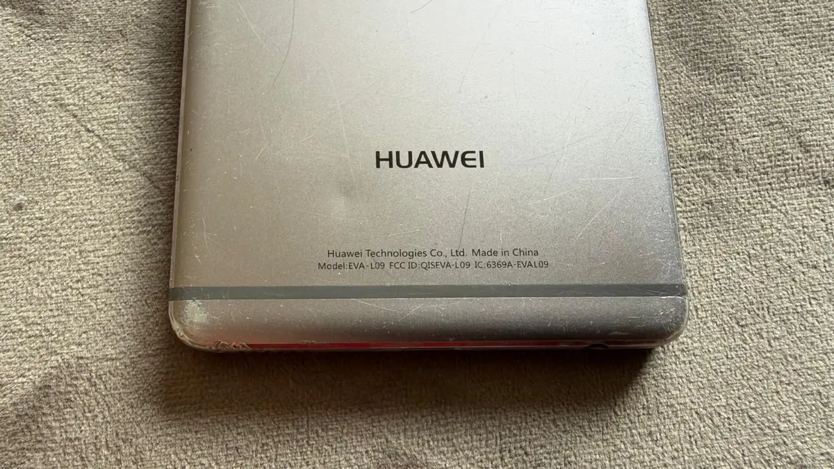 Huawei P9 (EVA-L09) Silber – läuft, Deckglas gerissen – Foto 2 von 6