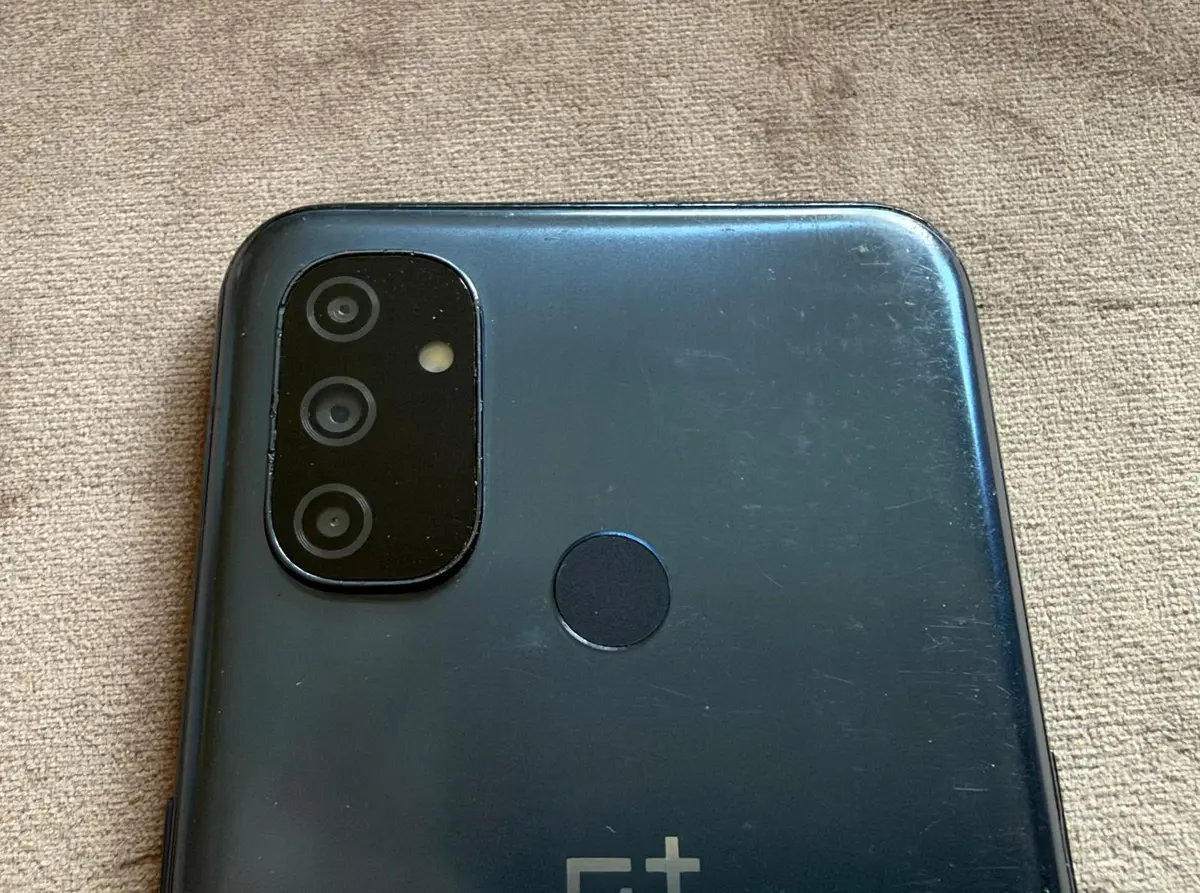 OnePlus Nord N100 (BE2013) – läuft, Displayglas gebrochen – Foto 3 von 7