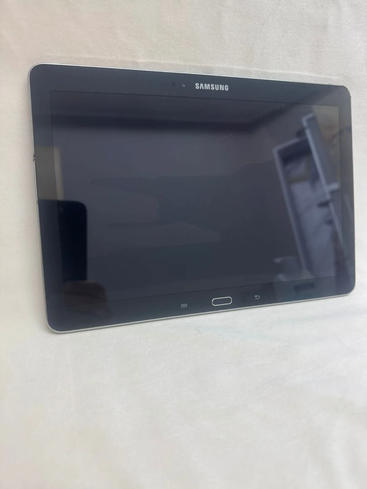 Samsung Galaxy Tab 10,1 Zoll Schwarz, Kunstleder-Rückseite – defekt (Bastlergerät) – Foto 1 von 4