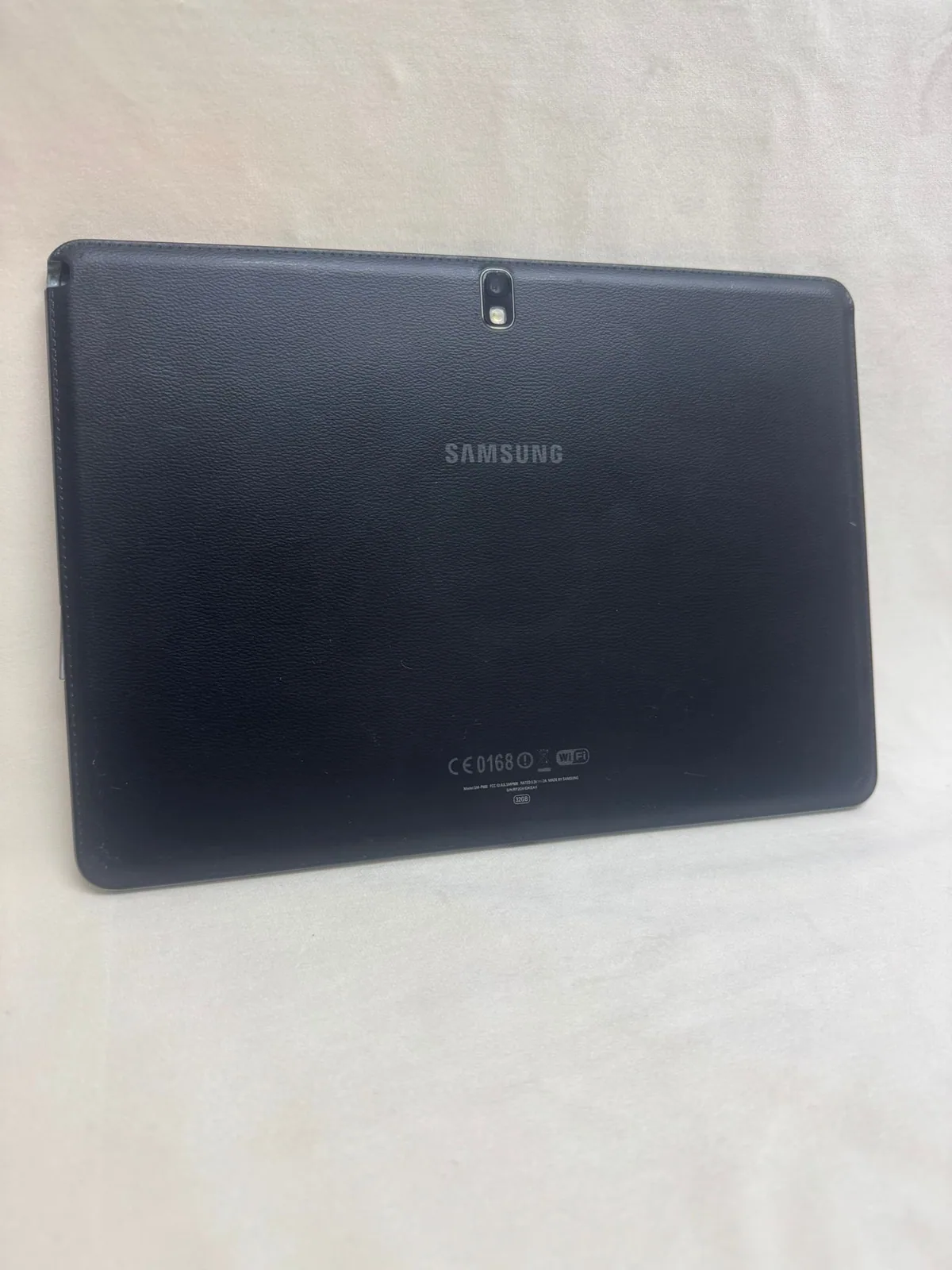 Samsung Galaxy Tab 10,1 Zoll Schwarz, Kunstleder-Rückseite – defekt (Bastlergerät) – Foto 2 von 4
