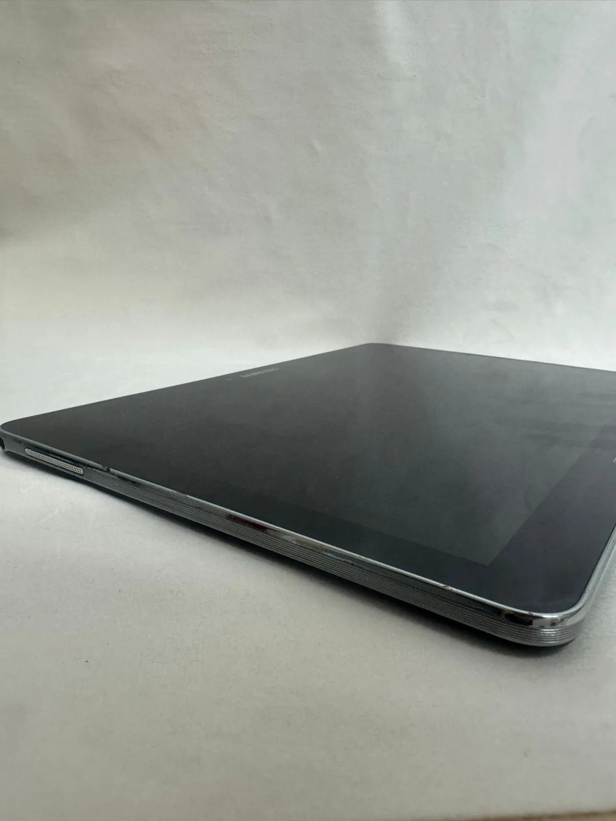 Samsung Galaxy Tab 10,1 Zoll Schwarz, Kunstleder-Rückseite – defekt (Bastlergerät) – Foto 3 von 4