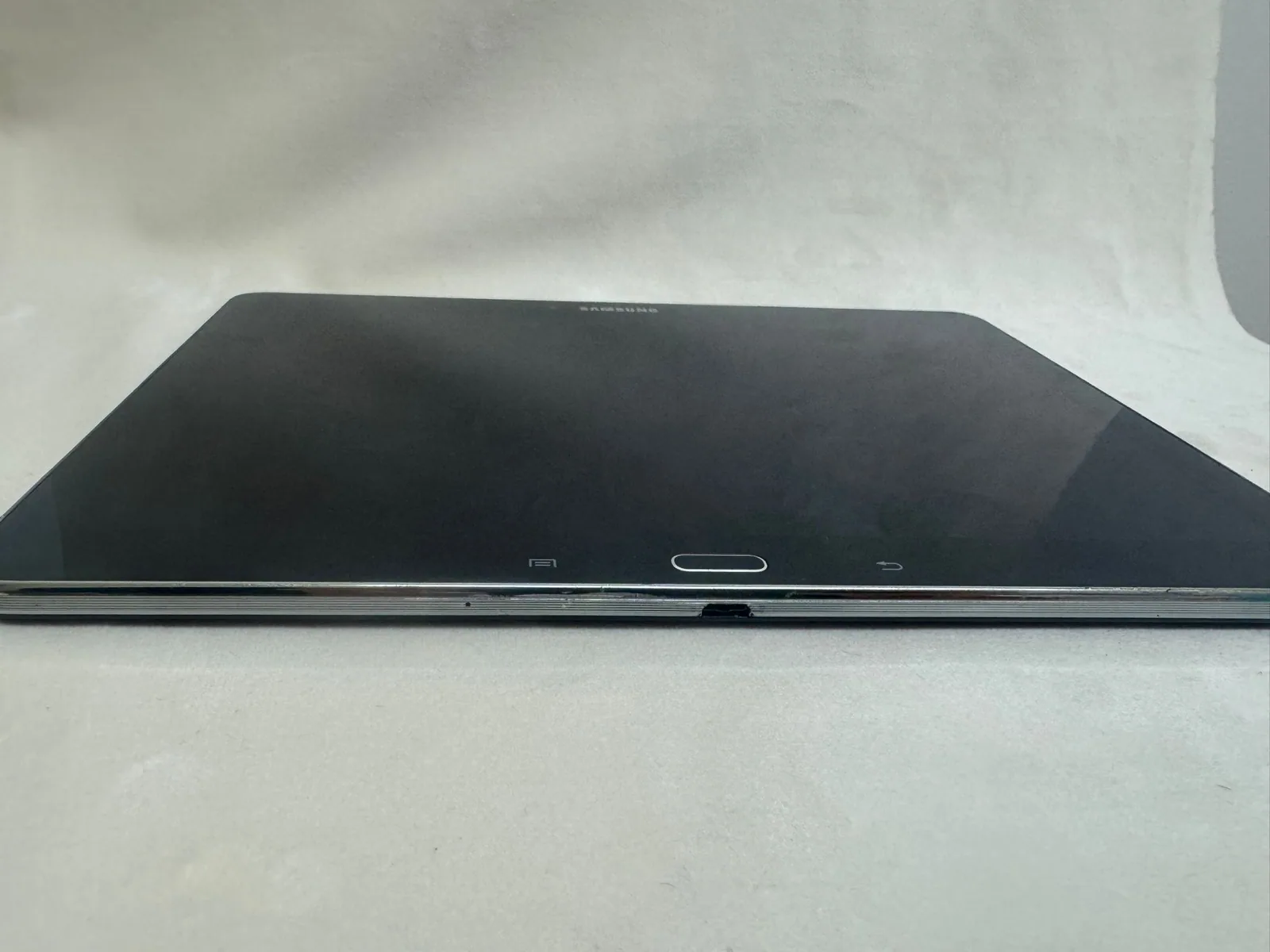 Samsung Galaxy Tab 10,1 Zoll Schwarz, Kunstleder-Rückseite – defekt (Bastlergerät) – Foto 4 von 4