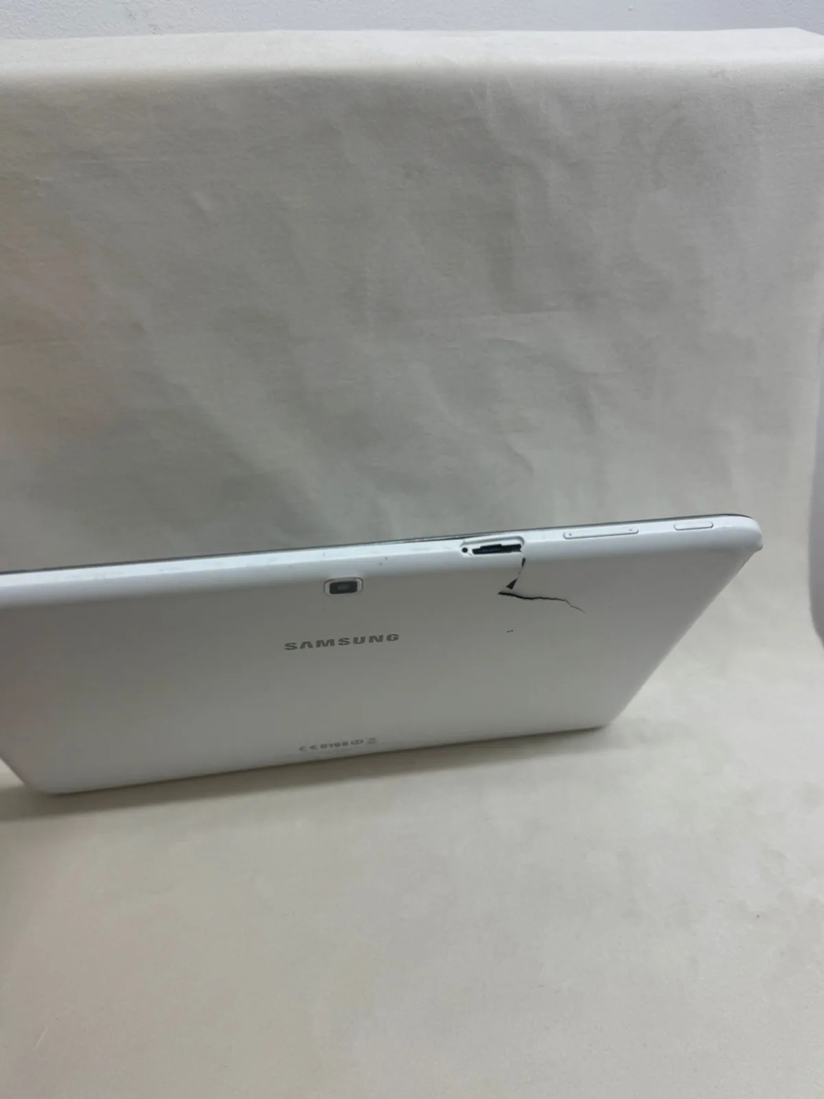 Samsung Galaxy Tab 10,1 Zoll Weiß – defekt, Gehäuserisse (Bastlergerät) – Foto 3 von 4