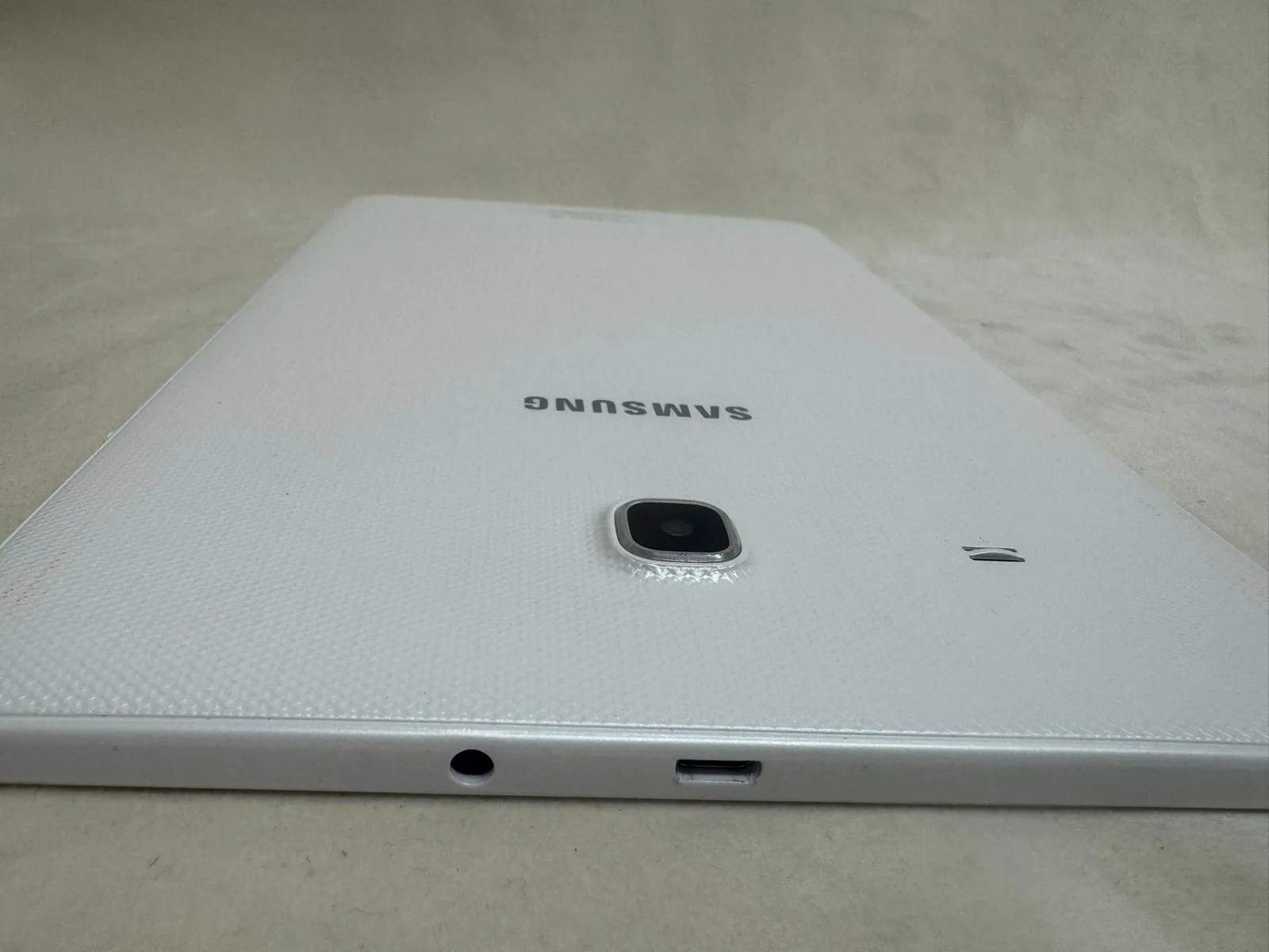 Samsung Galaxy Tab 9 Zoll Weiß mit SIM-Slot – defekt (Bastlergerät) – Foto 3 von 4