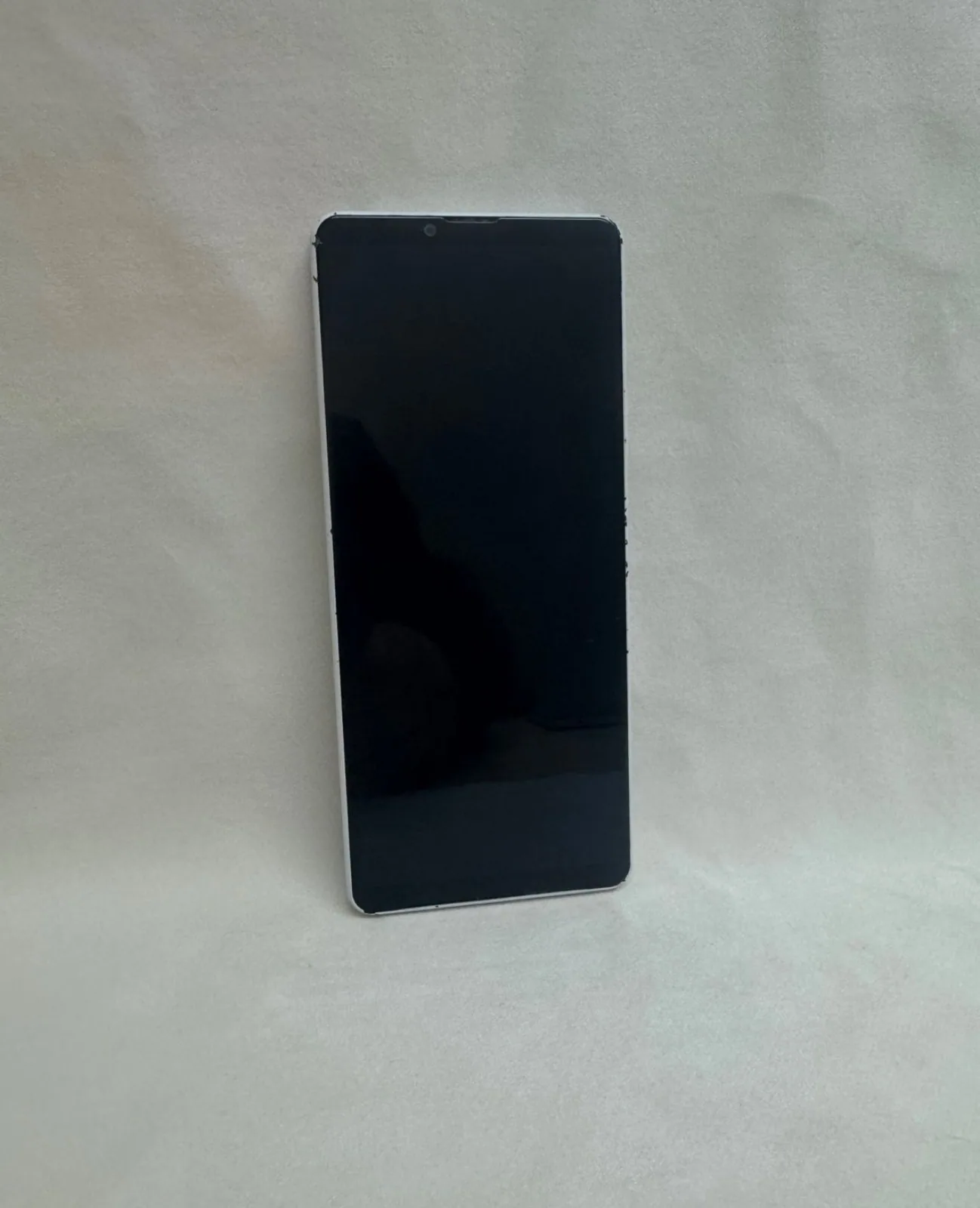 Sony Xperia 10 II Weiß – defekt, Rahmenschäden (Bastlergerät) – Foto 2 von 4