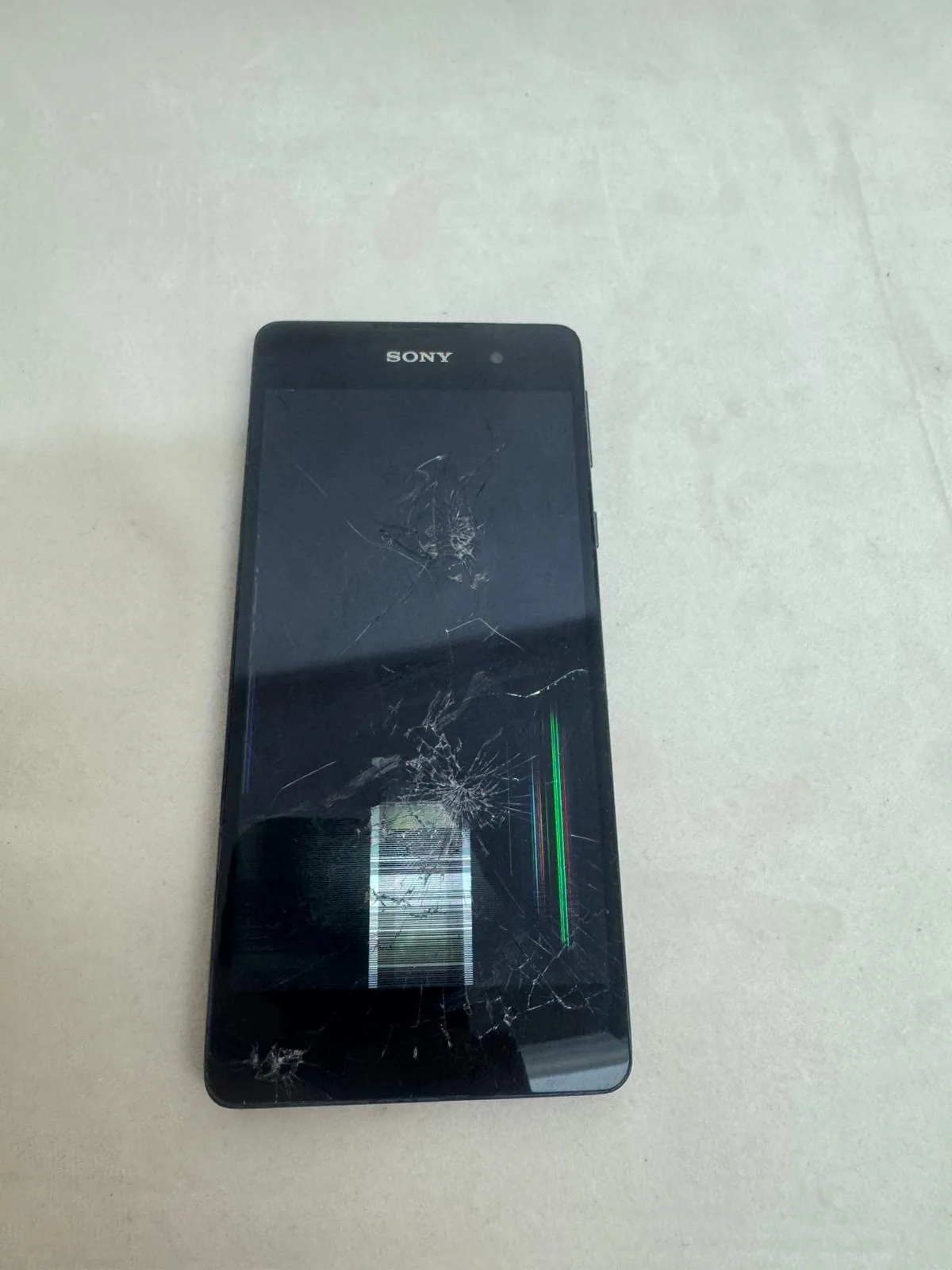 Sony Xperia E5 Schwarz – Displaybruch und Bildfehler, defekt (Bastlergerät) – Foto 1 von 4