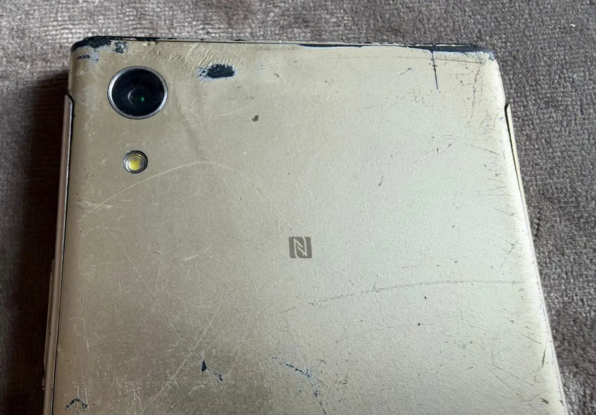 Sony Xperia Gold – Display zertrümmert, starke Gebrauchsspuren, defekt (Bastlergerät) von Sony – neu kaufen bei Valmento