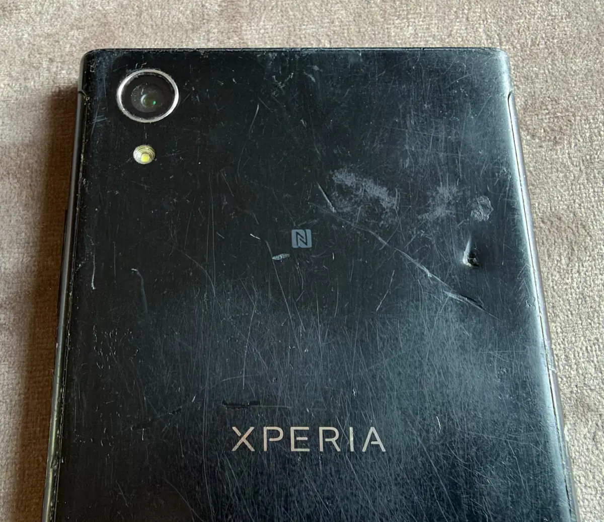 Sony Xperia Schwarz – Display zertrümmert, defekt (Bastlergerät) – Foto 1 von 4