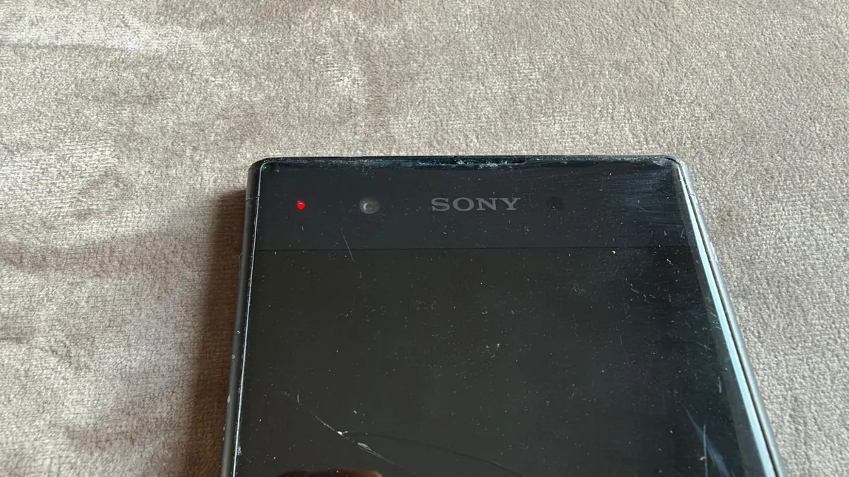 Sony Xperia Schwarz – Display zertrümmert, defekt (Bastlergerät) – Foto 3 von 4