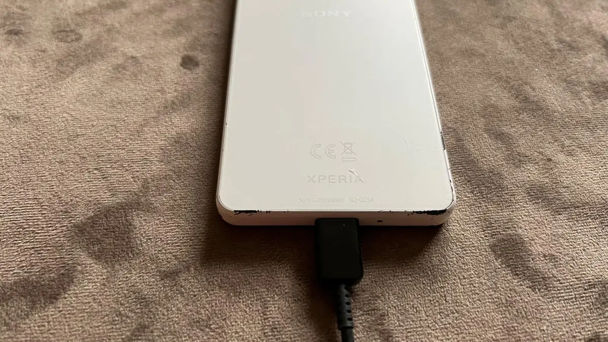 Sony Xperia Weiß – Zustand ungeprüft (Bastlergerät) – Foto 1 von 5