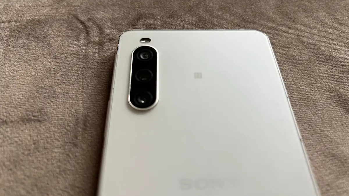 Sony Xperia Weiß – Zustand ungeprüft (Bastlergerät) – Foto 2 von 5