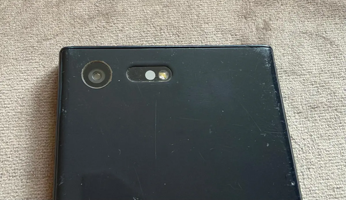 Sony Xperia X Compact (F5321) Schwarz – läuft, Displayglas gebrochen (Einzelstück 2) – Foto 1 von 6