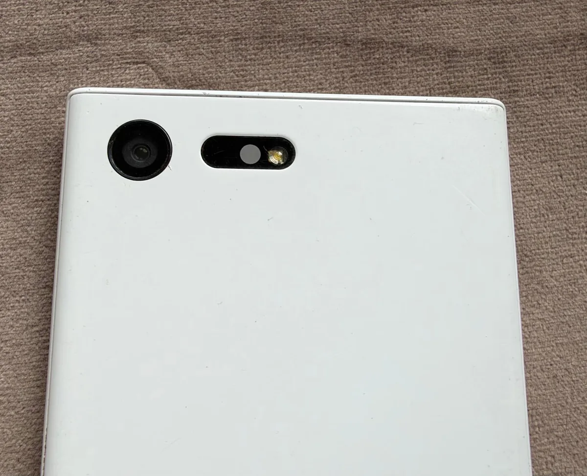 Sony Xperia X Compact Weiß – defekt (Bastlergerät) – Foto 1 von 6
