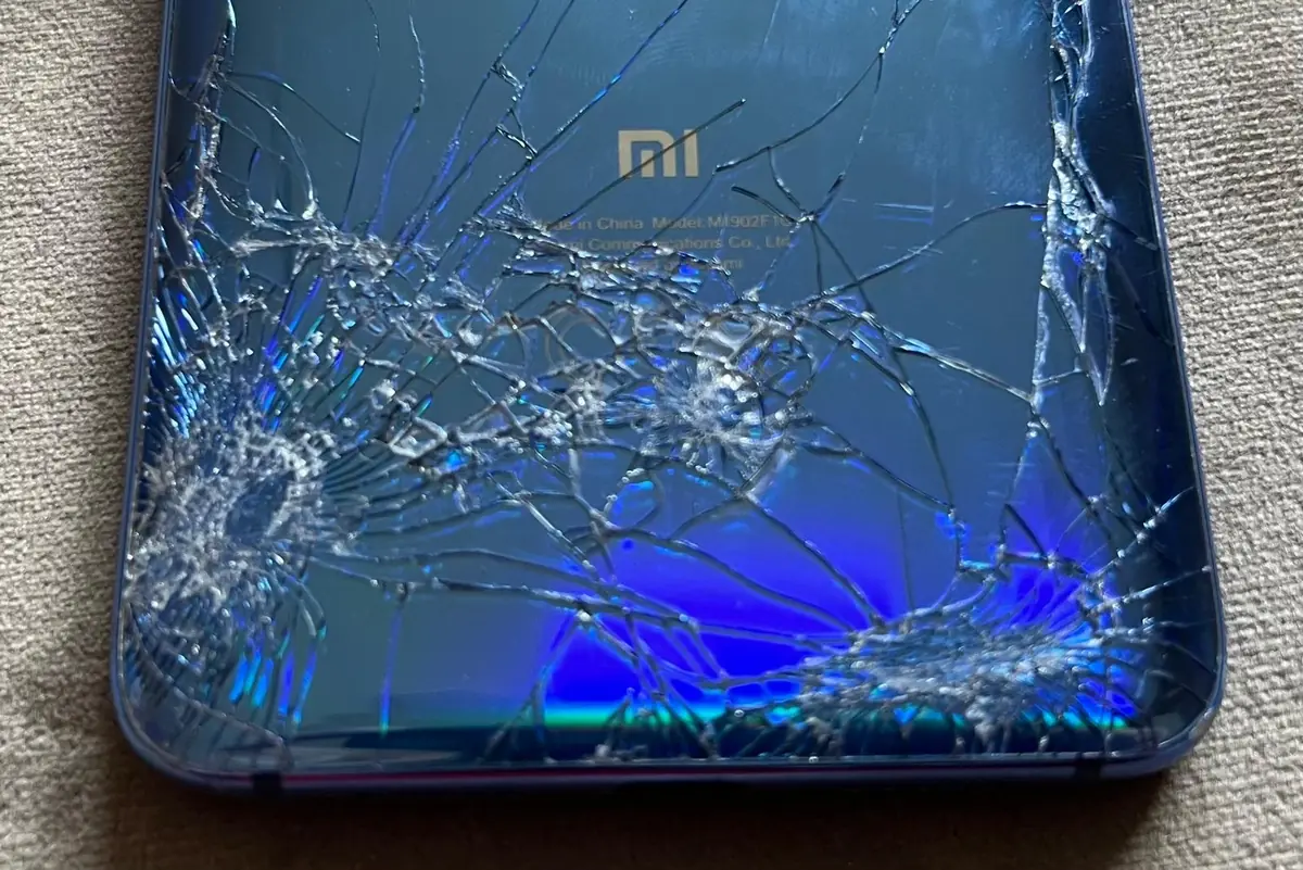 Xiaomi Mi 9 Blau – Display und Rückglas zertrümmert, defekt – Foto 3 von 4