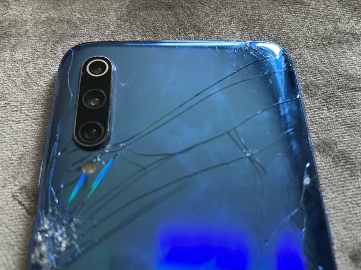 Xiaomi Mi 9 Blau – Display und Rückglas zertrümmert, defekt – Foto 4 von 4